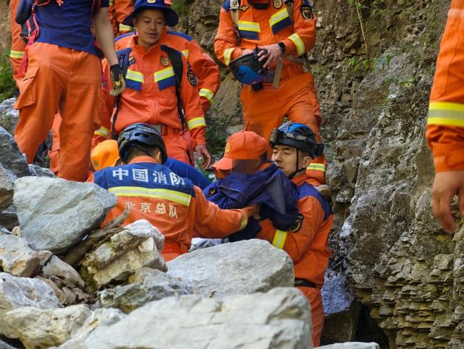 一家被困京西野山4天 近300人搜救
