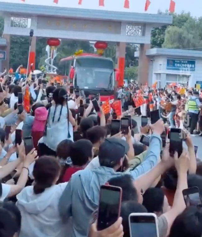 毛坦厂中学万人出征送考名场面再现 91666车牌寄托美好祝愿 