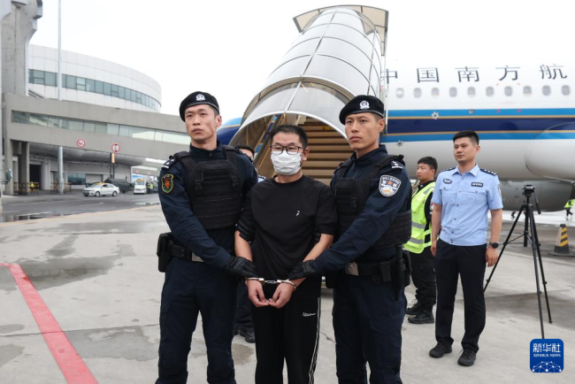 潛逃境外十余年嫌疑人被抓回 偽造合同騙貸終落網(wǎng)