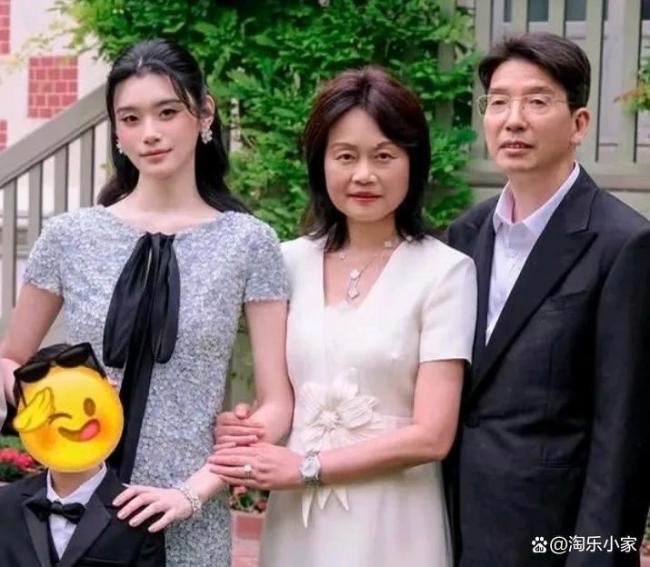 奚梦瑶何猷君婚礼上摆蒜苔 七年承诺终成现实