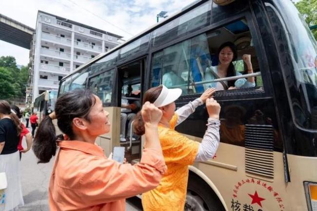 重庆万州1500名乡镇考生进城赶考 逐梦前行