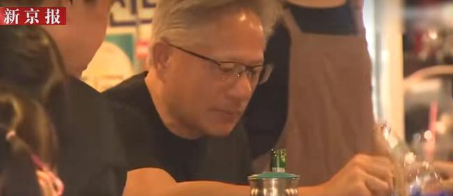 黄仁勋与韩国三名商界大佬烤肉聚会 共饮炸弹酒谈合作