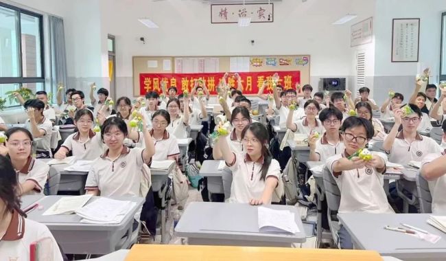 高三最后一課點(diǎn)名現(xiàn)場(chǎng) 全員淚崩 暖心送別激發(fā)斗志