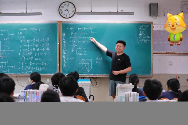 老师送别高三学生还没开口就已哽咽 青春摆渡人泪别首届毕业生