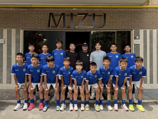 中國(guó)足球小將把冠軍獎(jiǎng)杯留羅馬餐廳