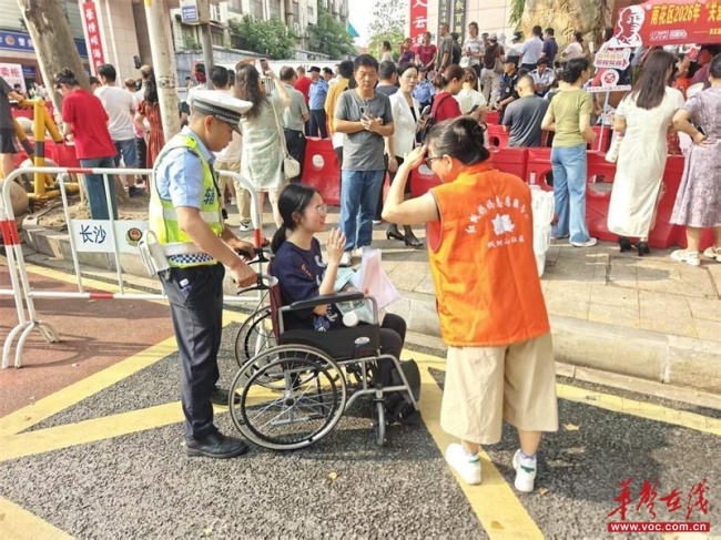 長(zhǎng)沙交管出動(dòng)無(wú)人機(jī)在考點(diǎn)護(hù)考 科技賦能守護(hù)考生