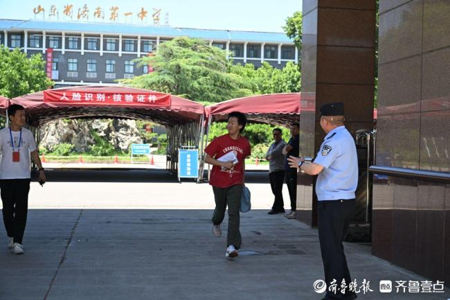 考生出考場(chǎng)自信十足 首科考試順利結(jié)束