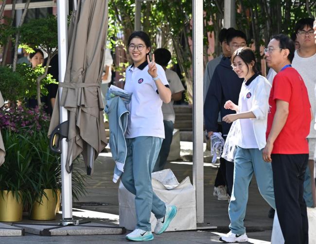 高考首日這些瞬間讓人印象深刻 考生與家長的溫馨互動