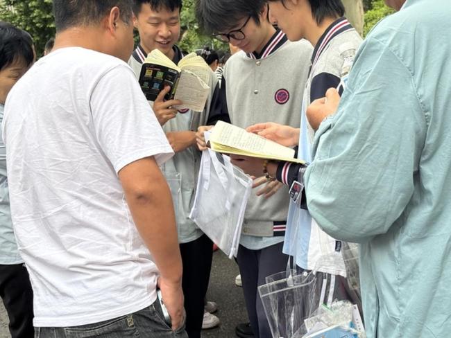 87歲老人持續(xù)送考近10年 用鏡頭見證青春時刻