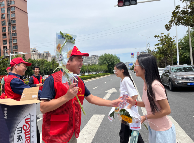 每一份默默值守都是给考生的底气 无声守护者