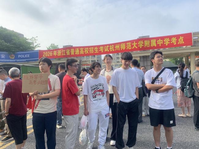 杭二中考點(diǎn)第一個出來考生評語文卷 考場內(nèi)外溫情滿滿
