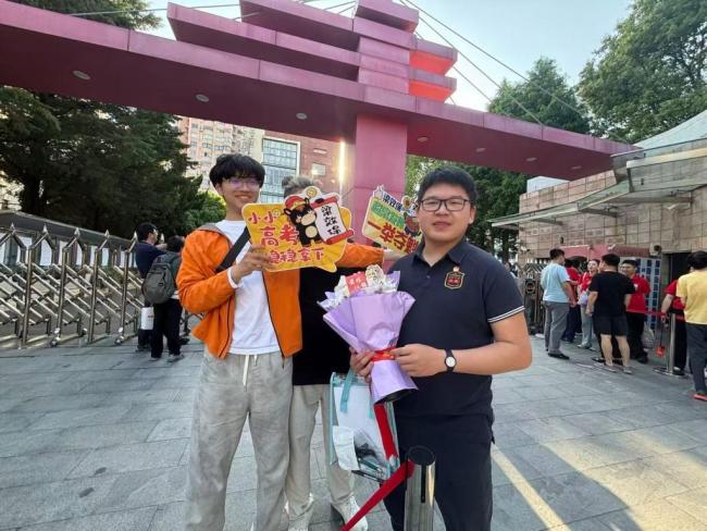 上海部分考生的高考已提前結(jié)束 一日考完迎鮮花