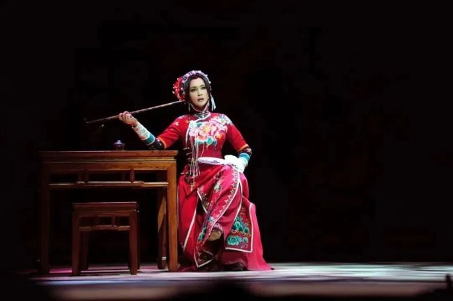 刘晓庆演话剧《风华绝代》后跪谢观众