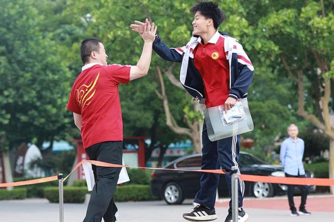 高考首日这些瞬间让人印象深刻 考生与家长的温馨互动