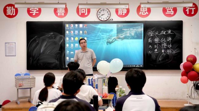 数学老师考点外为学生上最后一课 温情寄语送祝福