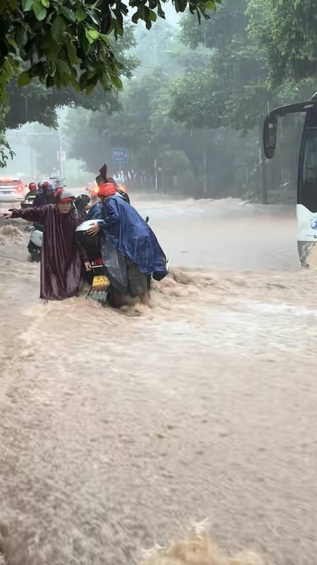 重庆合川遇强降水 积水涨到车顶 高考首日受影响