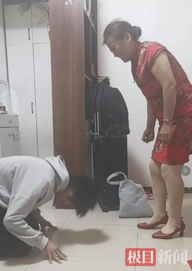 18年前雨夜被撿的棄嬰高考后跪謝養(yǎng)母 感人瞬間淚目眾人