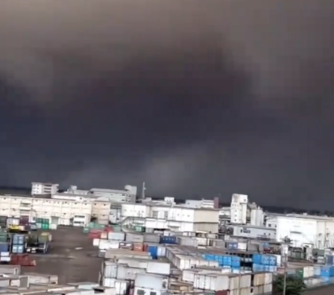 日本櫻島火山噴發(fā)宛如末日景象 火山灰雨籠罩市區(qū)