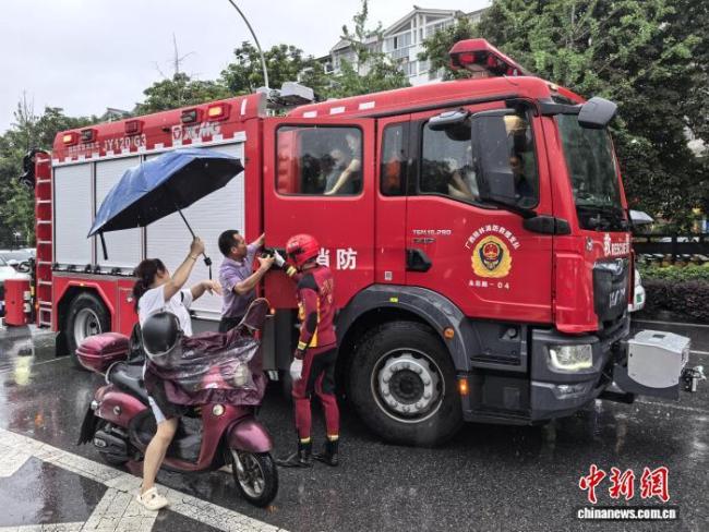 桂林暴雨 交警消防护航高考学子赶考 多方联动保障畅通