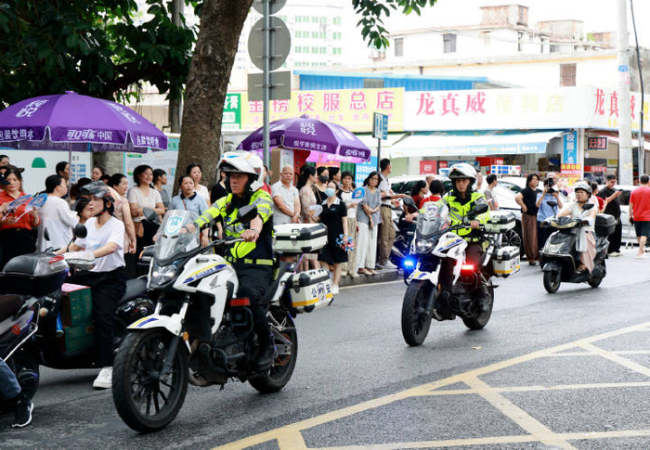 考生被困家中 民警破门护送赴考 爱心接力助梦飞翔