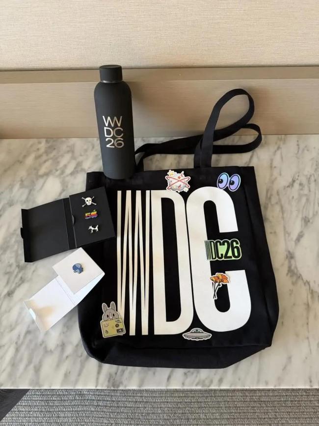 苹果WWDC26参会礼品曝光 小小访达精灵徽章首次亮相