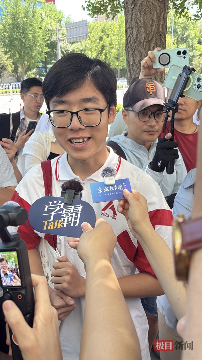 男生提前交卷稱目標(biāo)是清華
