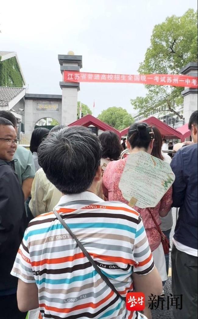 78歲學(xué)霸媽媽高考護(hù)考20多年 堅(jiān)持為考生加油