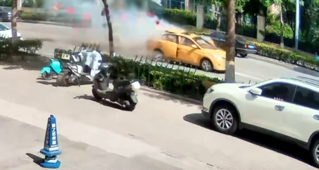 “油改气”车辆行驶中突发爆炸 碎片四散路人急避