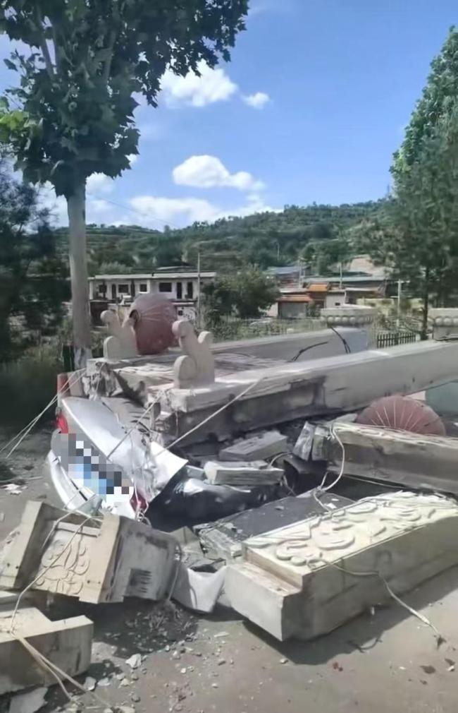山西一牌樓倒塌壓扁兩轎車