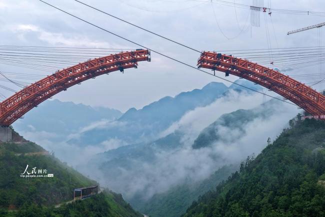 貴州六盤水：安盤高速公路六車河特大橋建設(shè)正酣