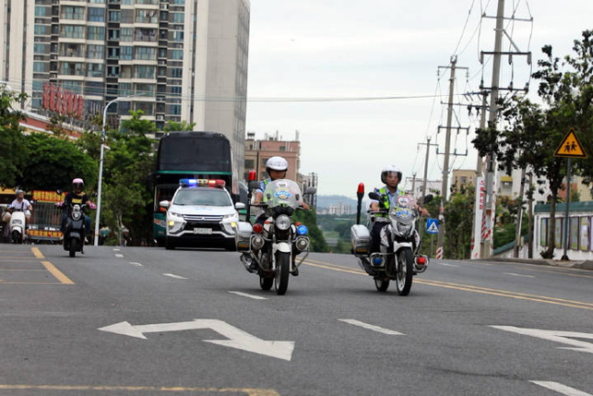 考生被困家中 民警破门护送赴考 爱心接力助梦飞翔