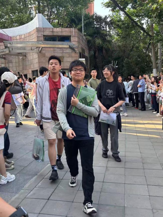 一天就考完！他們的高考提前結(jié)束 幸?？忌奶貏e日