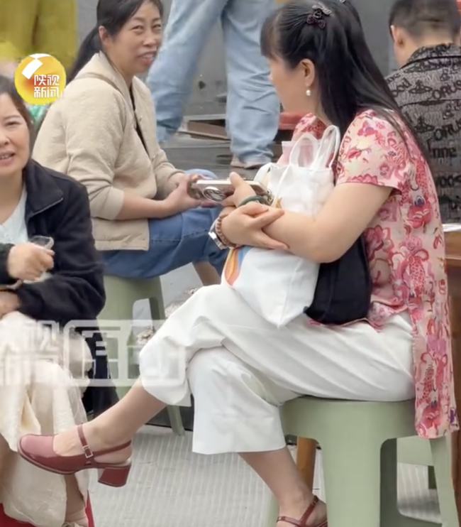 高考考場外家長“躺平”吃饃 理性選擇背后的教育現(xiàn)實