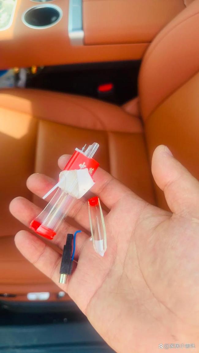 夏天車內(nèi)這幾樣?xùn)|西趕緊扔 高溫下的隱患警告