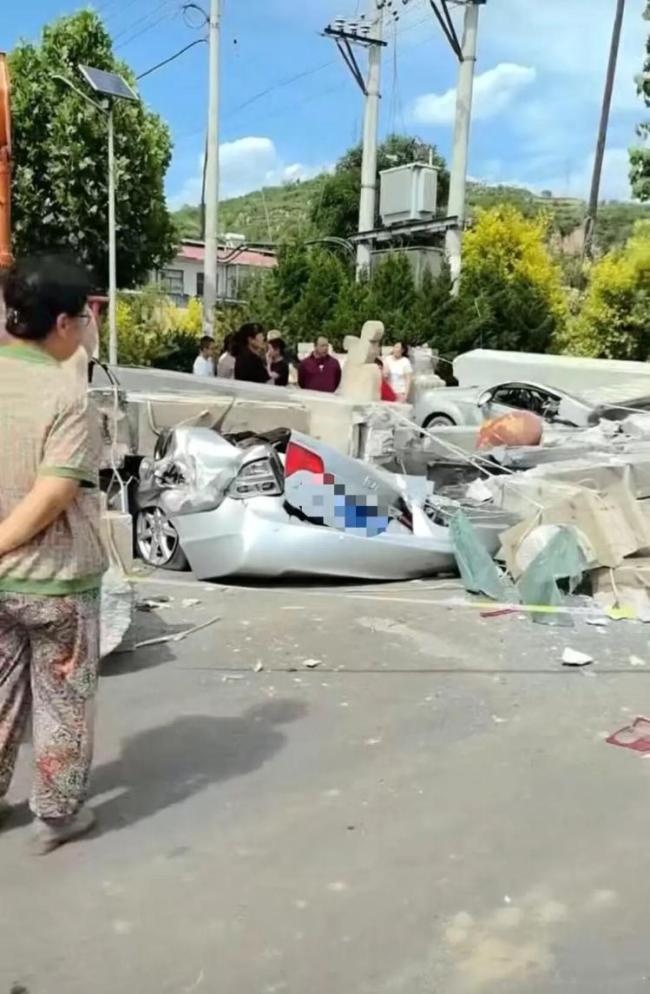當(dāng)?shù)鼗貞?yīng)牌樓倒塌壓扁2轎車 挖掘機(jī)施工不慎所致