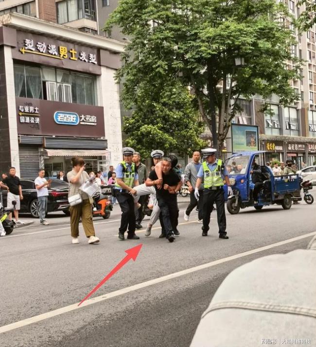 高考场外名场面!男孩怯场被“抬”进高考考场