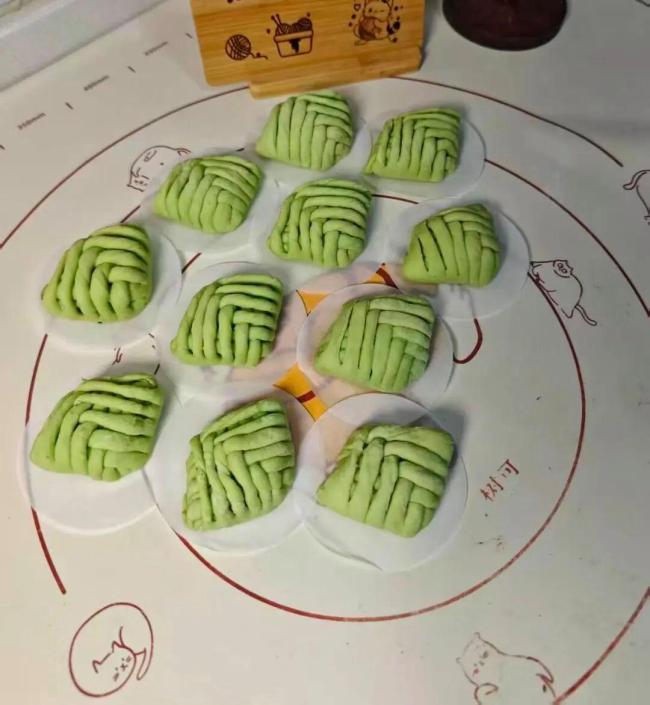 姑姑给高考侄女手搓馒头花束 网友：既好看又好吃