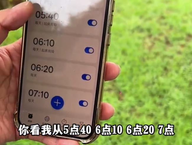 85后送考妈妈感叹满头白发 称考完要把手机闹钟全关掉
