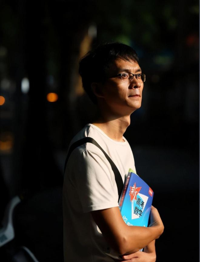 唐尚珺高考16次累计获30万补助 复读之路坎坷多