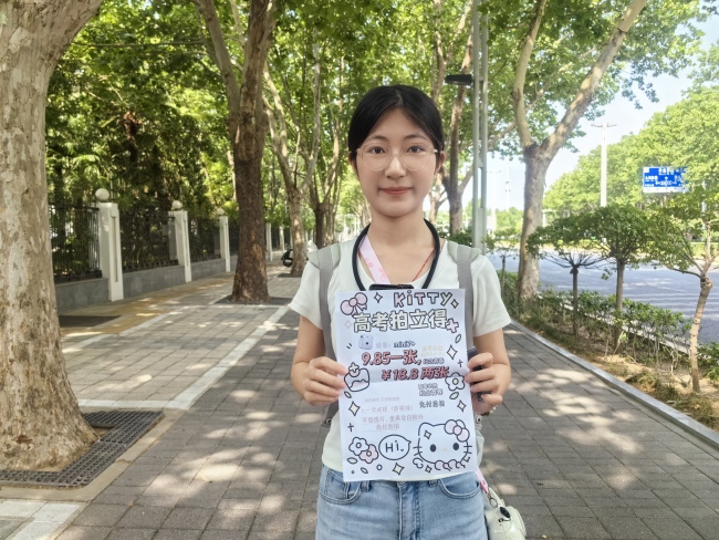 女生驻守考点为考生定格青春