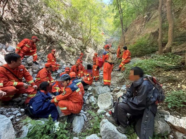 夫妻带娃徒步被困野山近100小时 任性探险代价高昂