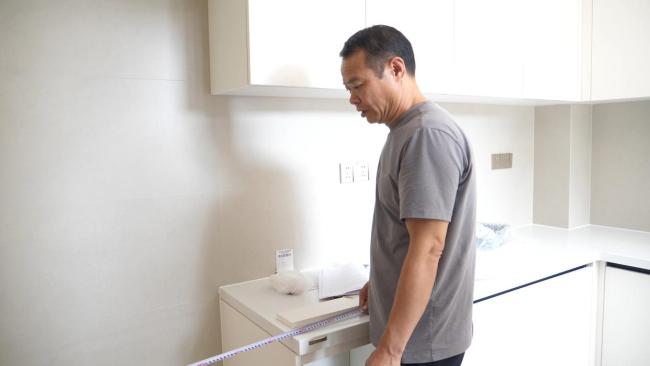 裝修完冰箱放不下 業(yè)主協(xié)商被扇耳光 家電尺寸誤差引發(fā)沖突