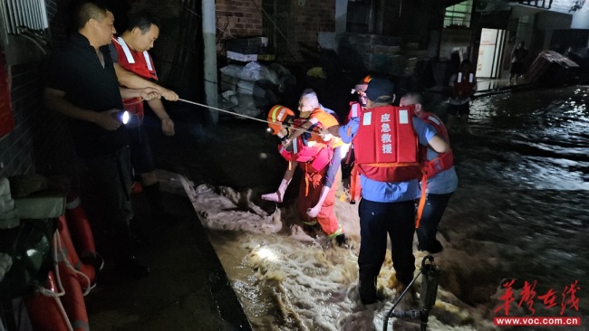 强降雨引发洪涝 消防深夜转移22人
