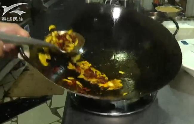 男子食用見(jiàn)手青后翻出27樓窗戶往下爬 中毒引發(fā)幻覺(jué)險(xiǎn)釀悲劇