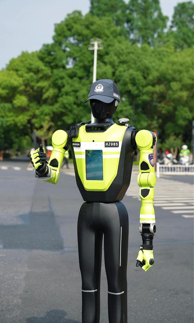 杭州985號交管機(jī)器人首次“陪考” 智能護(hù)航高考路