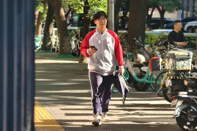 北京廣渠門中學考點外暖意融融 考生從容應考