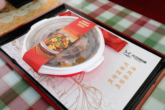 高鐵上也能吃紅湯火鍋了 掃碼點(diǎn)餐送餐到座