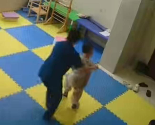 5歲癱瘓男孩為找媽媽第一次站立走路 媽媽:一家人看到新希望