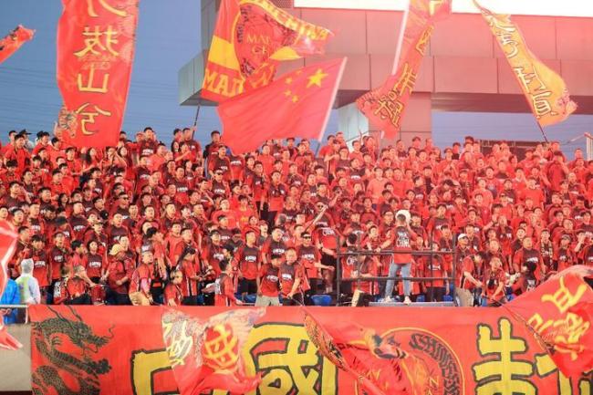武磊榮耀國(guó)足百場(chǎng)！宋凱贈(zèng)紀(jì)念獎(jiǎng)杯，邵佳一贈(zèng)球衣，全隊(duì)大合影 射門24腳未破僵局