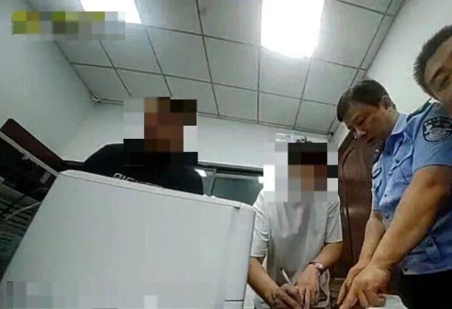 交警回應(yīng)5人在車道擺桌吃喝逗留 占道聚餐隱患大